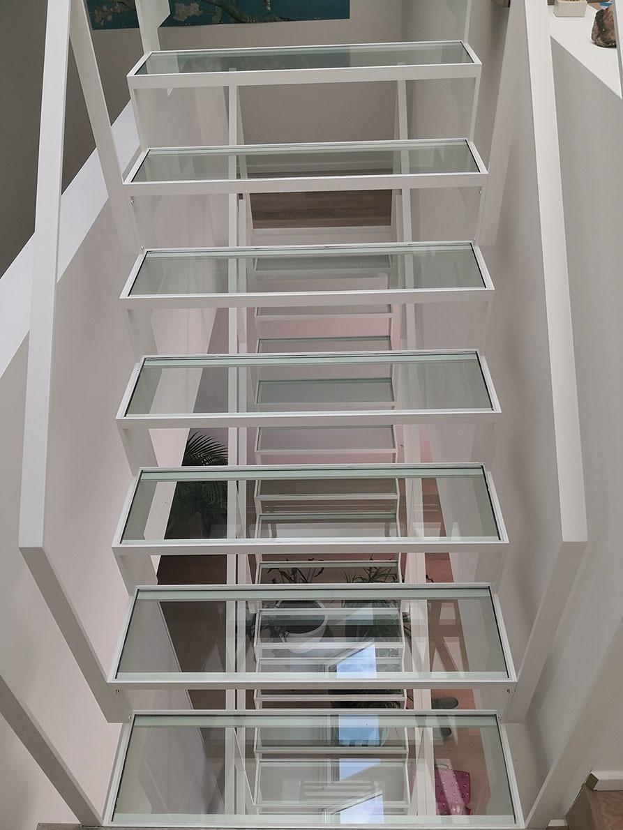Trappen met glazen treden