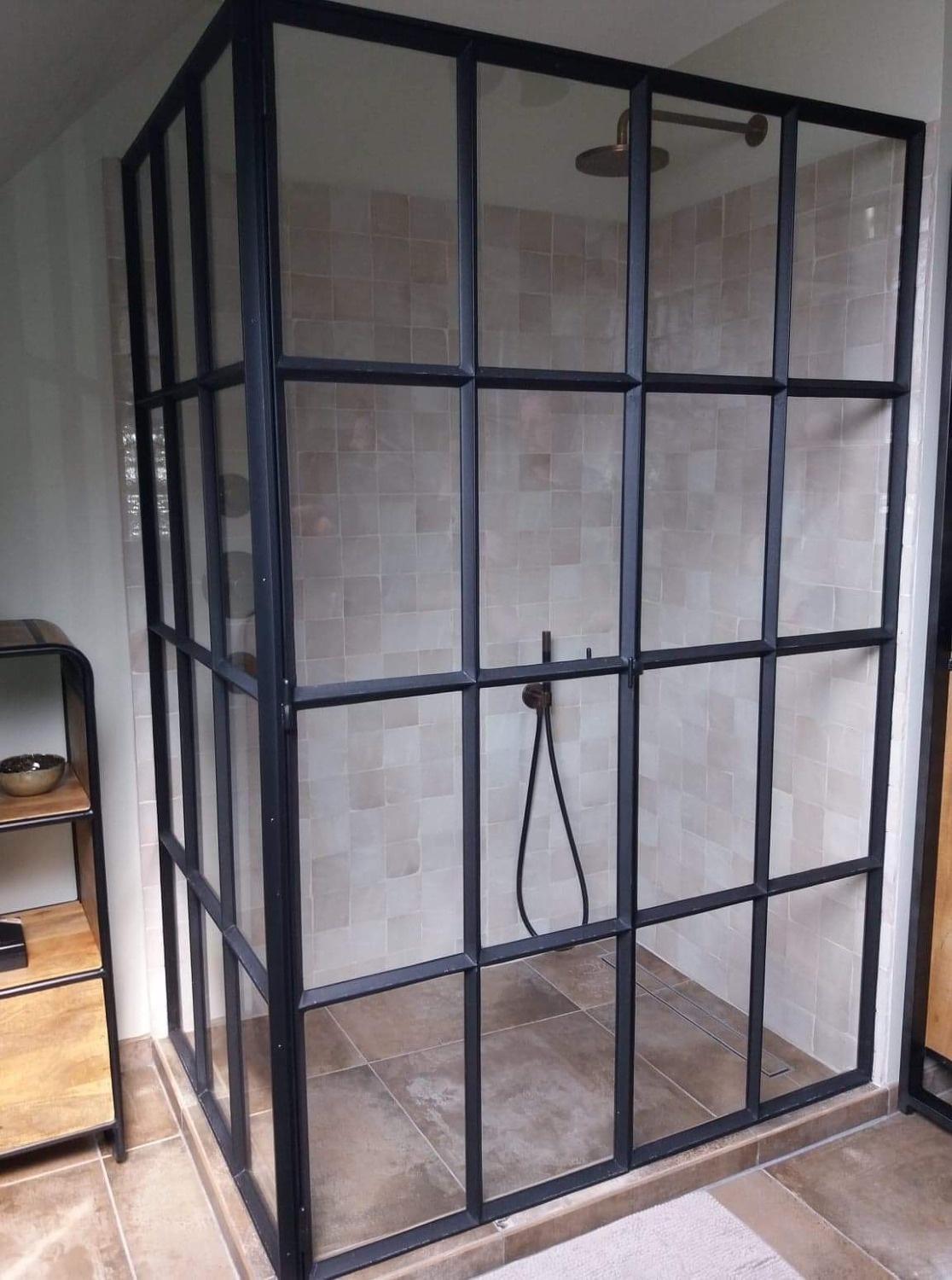 Vast paneel als douchewand